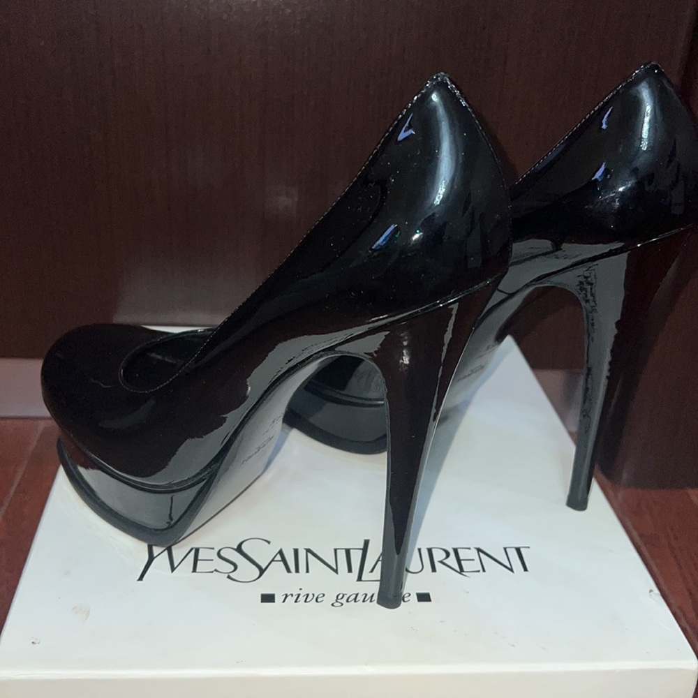 YSL Yves Saint Laurent Tribute 105 pump.  Size 39.5